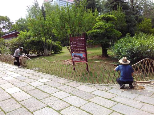 深圳華來利實(shí)業(yè)圣莫利斯伸縮竹籬笆圍欄柵欄